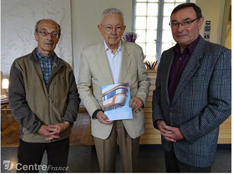 Gérard Petit, Jean-Michel Hervé et Gabriel Thévard, président de l’association, ont présenté le bulletin. - Aigret Christine